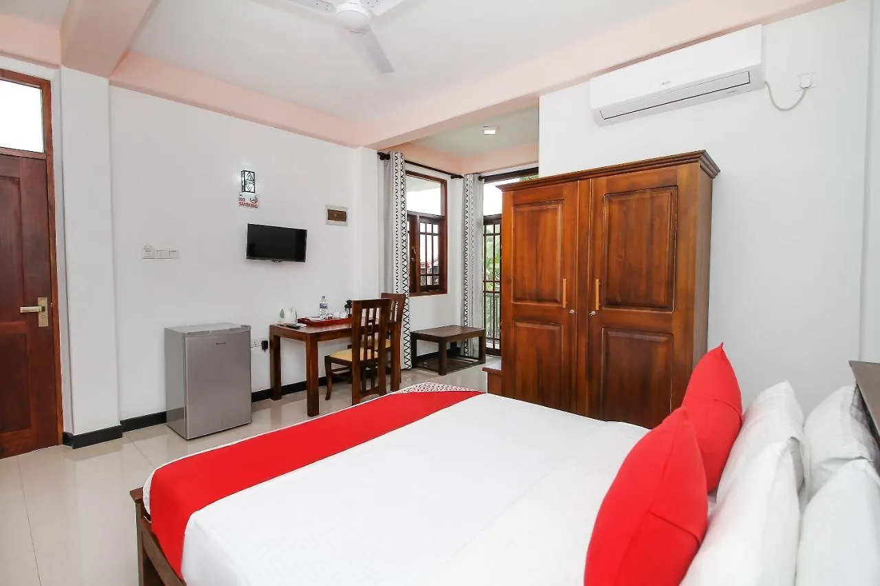 Отель Lioni Holidays Villa Негомбо